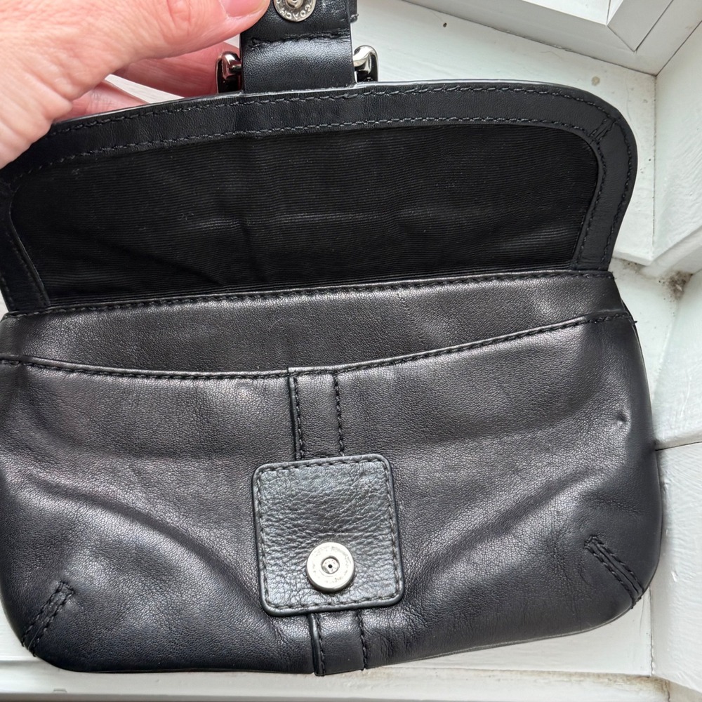 Coach SoHo Black Leather Wristlet Mini Clutch Y2K Buckle Flap - Picture 7 of 10